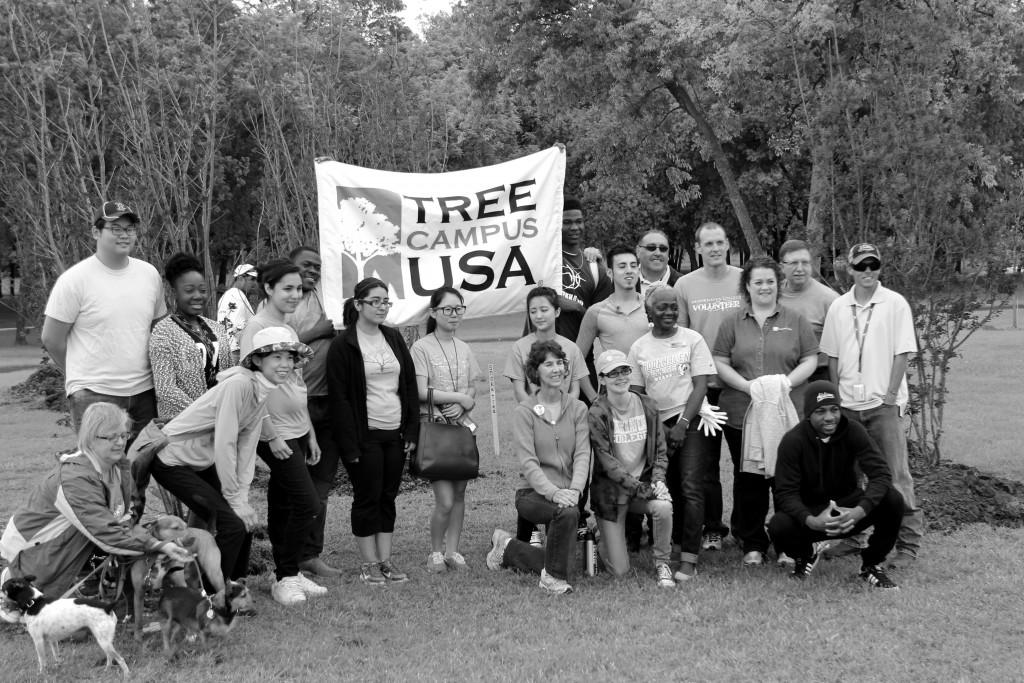 Arbor Day volunteers pose for a group photo.