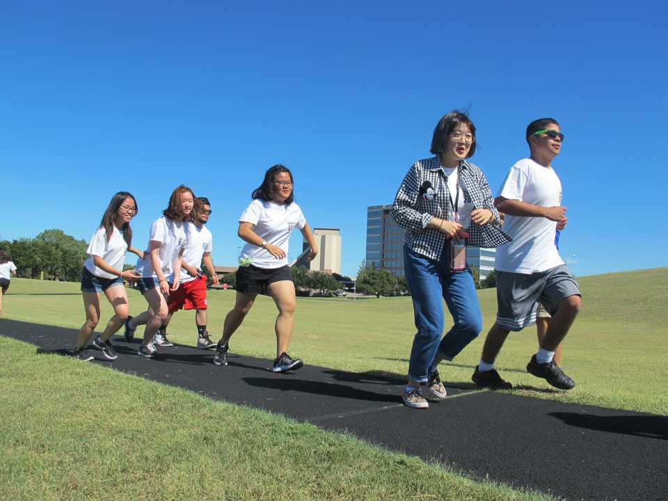 Photos by Juan Betancourt Students participating in the second Color Run of 2016 began the race with clean white shirts. 