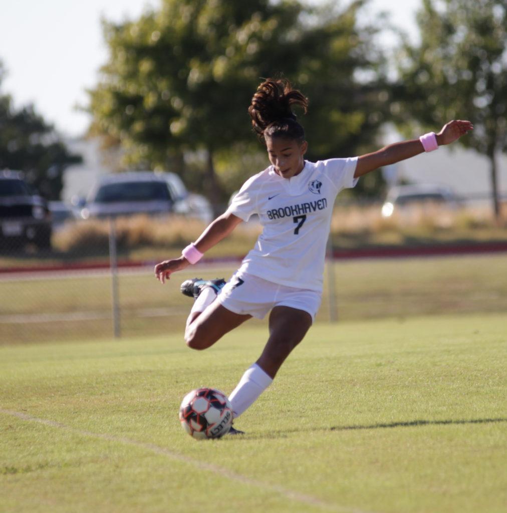 Photo by Malen Blackmon | Lady Bears defender Leilah Moreno (#7)  kicks the ball up the field