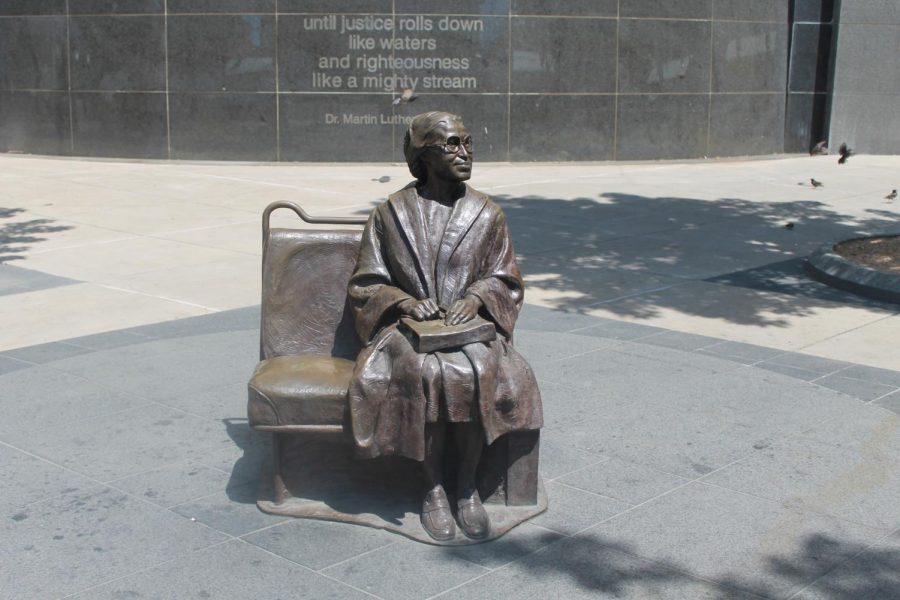 Photo of sculpture “Rosa Parks,” by Erik Blome