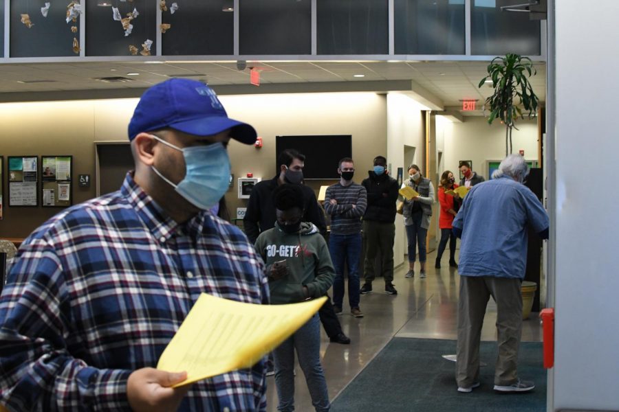 voters standing in line