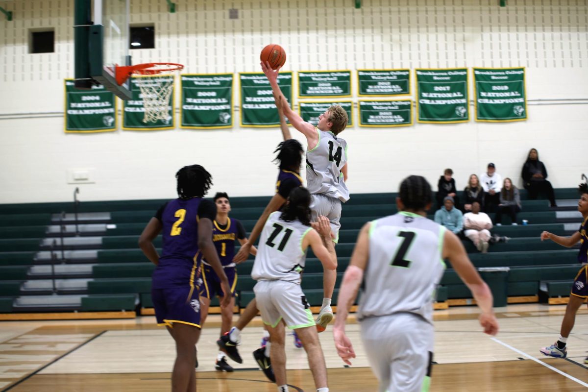 Player+throw+basketball+up.